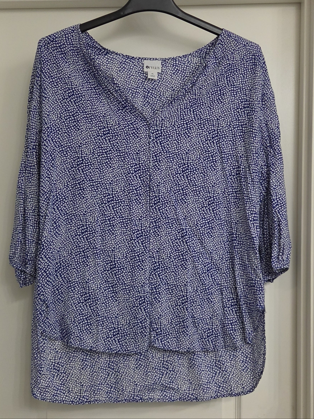 STYLUS Blue and White Printed V-Neck Blouse